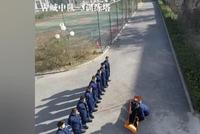 消防队监控里意想不到的收获:“伤员”狂解绳索参与救火