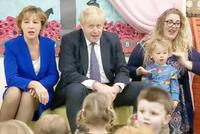 英国首相约翰逊与孩子们一起唱儿歌 声音紧绷有点放不开