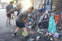 驻港部队协助清理路障恢复交通 香港市民欢呼鼓掌