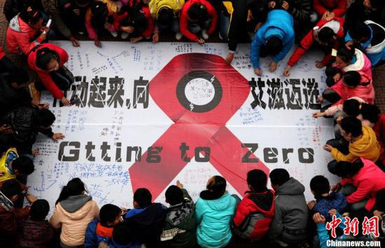  资料图：市民在抗艾滋病宣言上签名。程千俊 摄 图片来源：CFP视觉中国