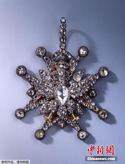 当地时间11月25日，德累斯顿王宫的绿穹珍宝馆（Green Vault）被盗，损失高达10亿欧元&nbsp;&nbsp;图为展示出的部分被盗古董。