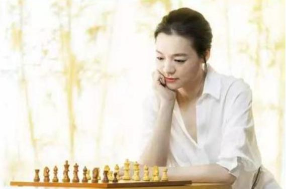 嫁外国富豪老公19年,43岁棋后诸宸很幸福,两混血女儿长相甜美