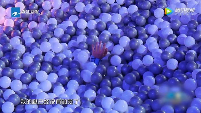 然后再次被海洋球完全淹没,主持人华少才开始喊救护人员前去查看