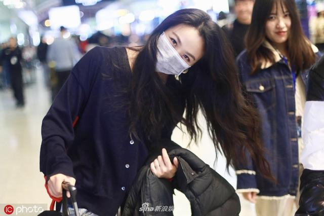 汤唯在茫茫人海回眸一笑,眼波流转美到骨相,风情媲美巩俐