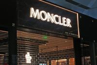 一件上万 马云王菲穿过的羽绒服品牌Moncler要卖身?