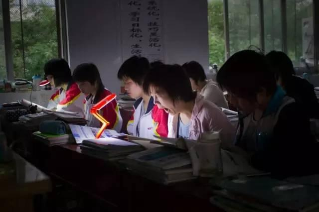 顶级高中和普通高中相比,哪里升学压力更大,大部分人都搞错了_新浪新闻