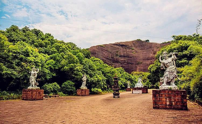 江西弋阳南岩寺，不但环境清幽古朴，还有中国人工开凿最大的卧佛|_新浪新闻