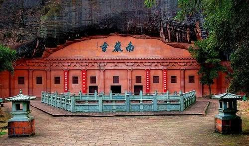 江西弋阳南岩寺，不但环境清幽古朴，还有中国人工开凿最大的卧佛|_新浪新闻