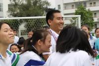 当年睡猪圈捡垃圾带母求学的孩子 如今成了副校长