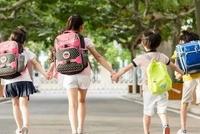 “女生喜欢有钱的男生” 这本中学手册引众怒