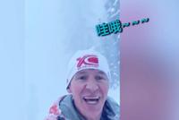 男子与家人湖边跑步遭遇雪崩 手机拍下逃跑过程
