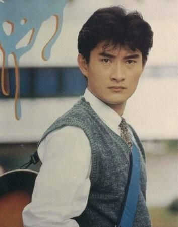 歌手黄安晒照庆祝58岁生日,颜值身材没“掉线”