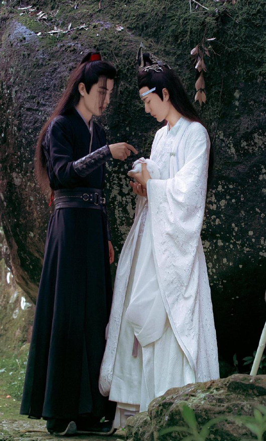 合体了肖战高马尾王一博拿扇子博君一笑曝光新古装造型
