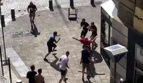 美军当街殴打居民,造成多人不同程度受伤,警察已对案件展开调查|美军|战斗旅|维琴察市_新浪新闻