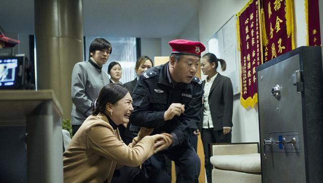 有一种表情包叫范伟演保安,表情丰富动作多|老师|土豪|制服|剧照|电视剧_新浪娱乐_新浪新闻