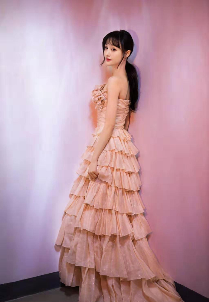 郑爽亮相国剧盛典,一袭浅色抹胸蛋糕裙,扎低马尾清纯甜美!