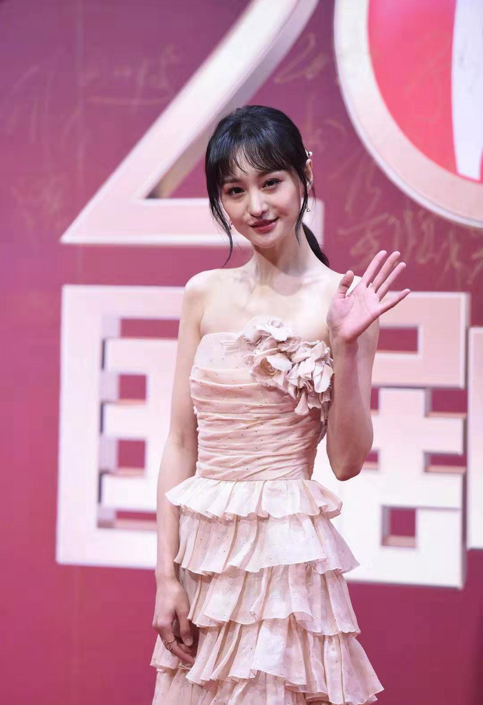 郑爽亮相国剧盛典,一袭浅色抹胸蛋糕裙,扎低马尾清纯甜美!