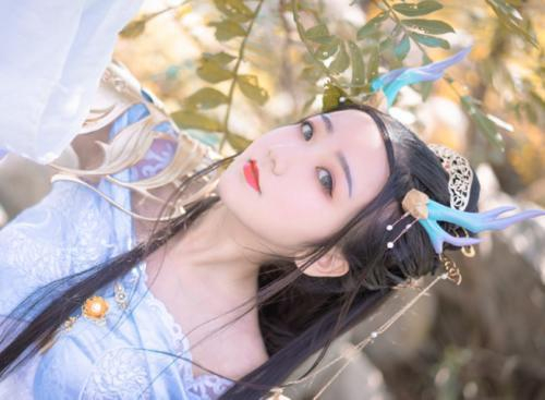 小姐姐cos小龙女,c服和皮肤融为一体,镜头扫到水面全网都愣了