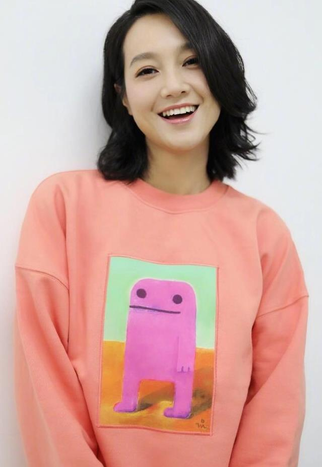 朱丹在主持风波后首晒美照,对着镜头笑容明媚状态满分
