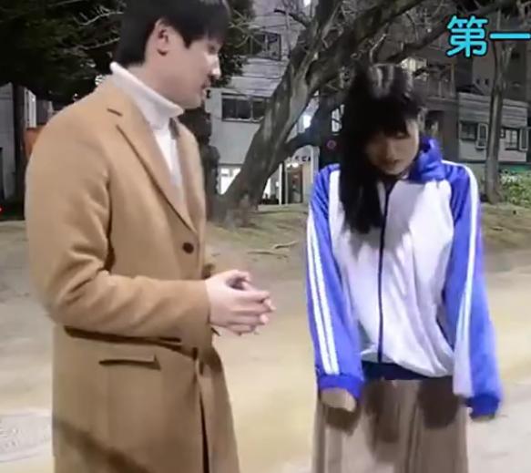 当日本女孩穿上中国校服时，她们会有什么样的感受，太扎心了