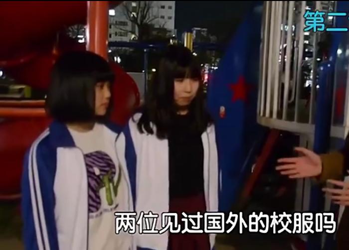 当日本女孩穿上中国校服时，她们会有什么样的感受，太扎心了