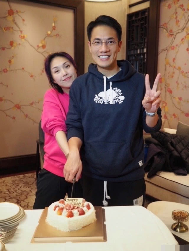 丁子高晒与杨千嬅合照庆结婚十周年,夫妻俩手握手切蛋糕大秀恩爱