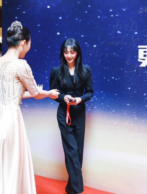 郑爽成为公益形象大使,身穿黑色小西装气质极佳,一改小仙女风格