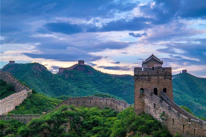 古代烽火台为传递军情而设,一旦敌人来袭,一天一夜情报能传多远
