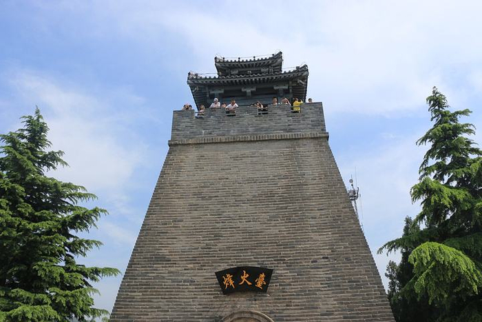 古代烽火台为传递军情而设,一旦敌人来袭,一天一夜情报能传多远