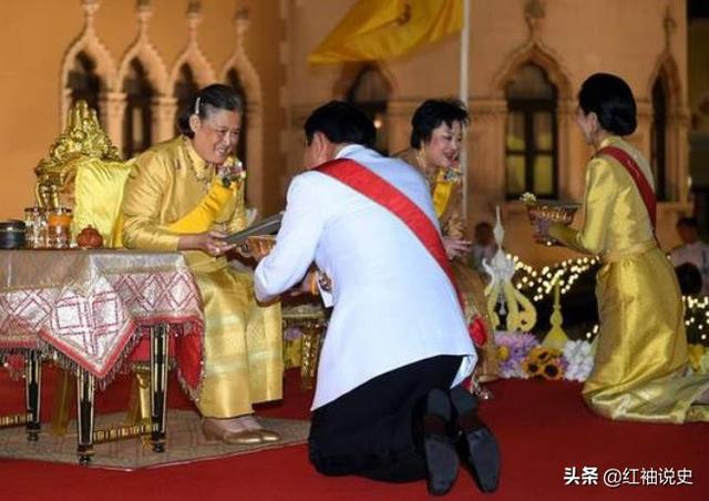 泰国王室地位崇高!总理夫妇陪诗琳通看演出,全程跪地不敢直视