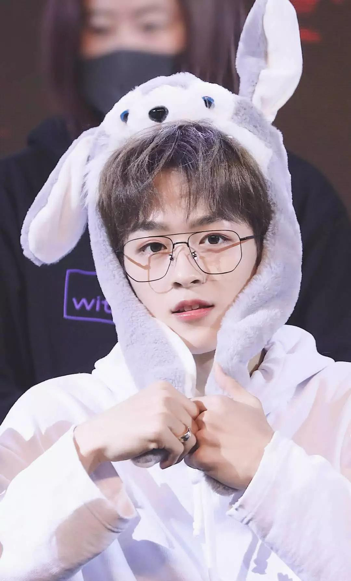 r1se何洛洛现身杭州,身穿黑色羽绒服,素颜依旧亮眼!