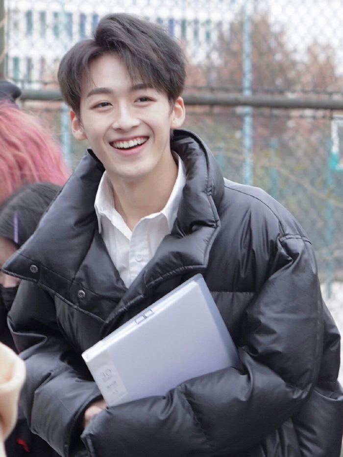 r1se何洛洛现身杭州,身穿黑色羽绒服,素颜依旧亮眼!