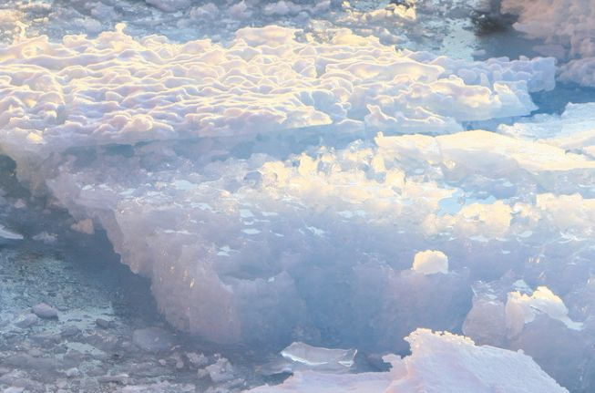 水到底是如何结成冰?其过程困扰人类100年,如今被解开|_新浪新闻