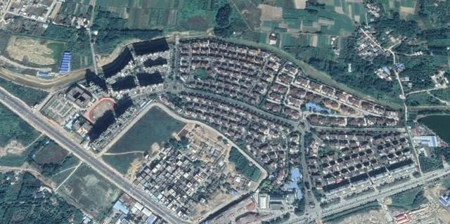 卫星上看广东汕尾海丰县:虽是一个县城,却修建了环城路
