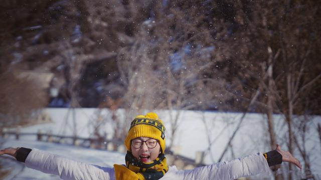孙莉晒女儿雪中美照,多多戴着小黄帽玩雪,笑靥如花