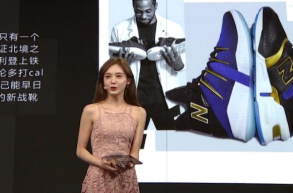 NBA女神美娜素颜出镜，到底整没整容引网友热议！|湖人_新浪新闻