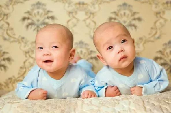 女性每月排一颗“卵子”，怎么生双胞胎？
