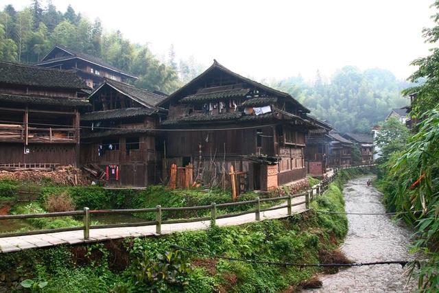 侗寨风雨桥，少见的建筑，藏在大山里，真的太美了