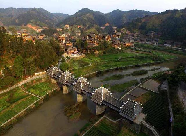 侗寨风雨桥，少见的建筑，藏在大山里，真的太美了