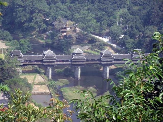 侗寨风雨桥，少见的建筑，藏在大山里，真的太美了