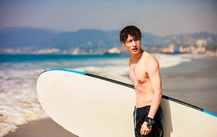 张艺兴海边冲浪初体验 帅气十足