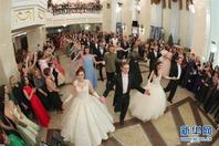 白俄罗斯举办舞会迎接旧历新年