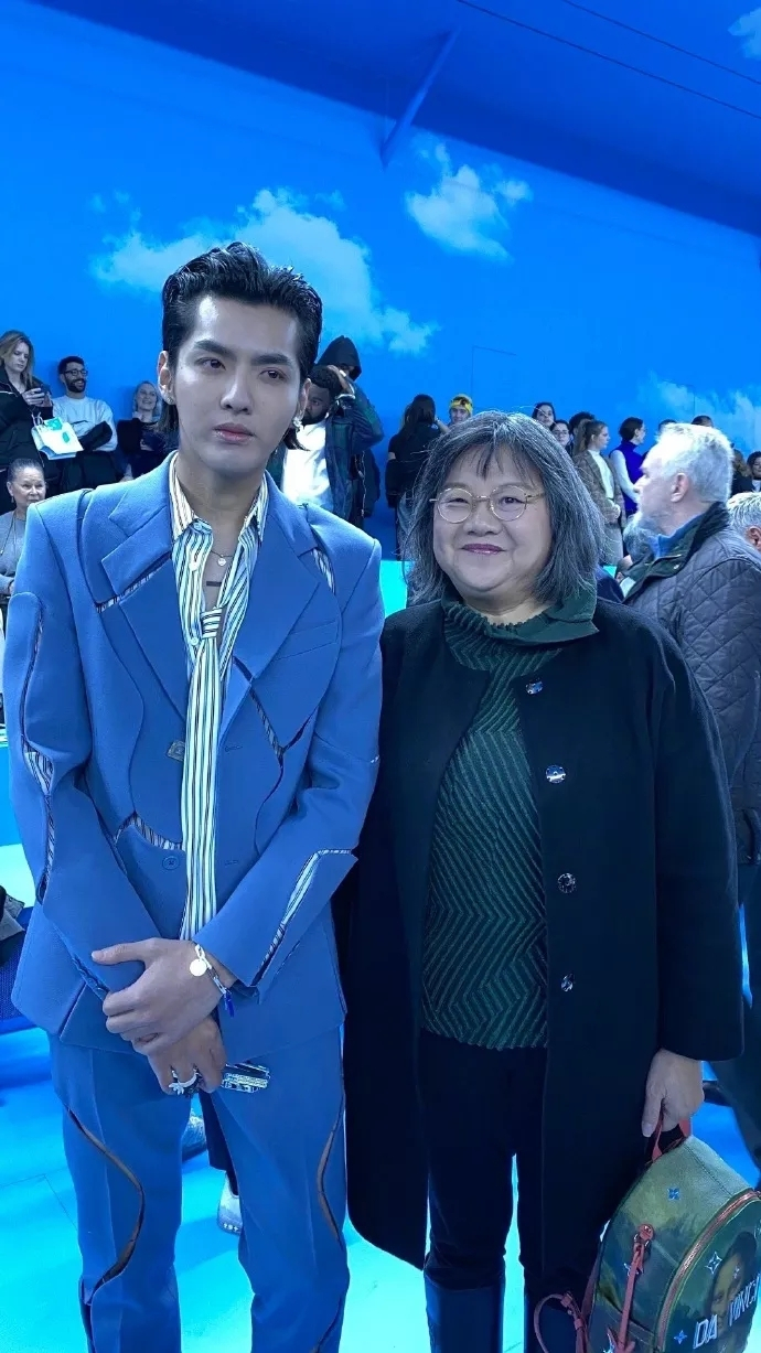 吴亦凡与全球最美女人同框,穿静谧蓝白成反光板,肤色差太惹眼