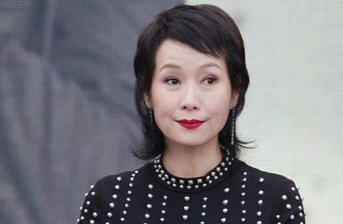 57岁叶童近照曝光,同后辈合影老态略明显,手戴硕大金饰十分抢眼_新浪新闻