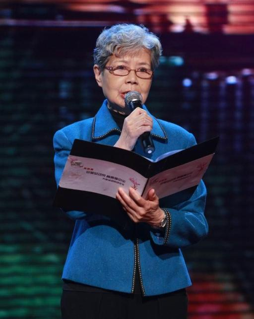 中国第1位主持人沈力,曾挺身"救"赵忠祥,中年二婚带子嫁初恋