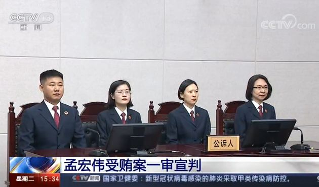  “第一公诉人”朱静（右一）