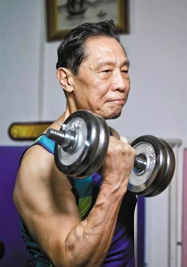 钟南山院士进行肌肉训练。图片来源：金羊网