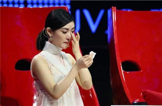 谢娜澄清节目中玩手机是为了记歌词，不专业举动是向朱丹看齐？