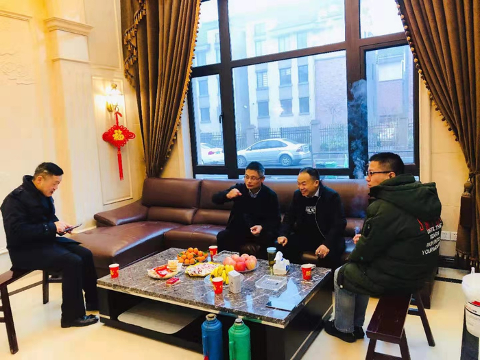 海宁市领导春节前夕走访慰问异地郑州市嘉兴商会家属 暖人心