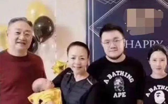 她是小品界一姐，二婚嫁导演，三婚嫁首钢董事长，儿子是“废物”